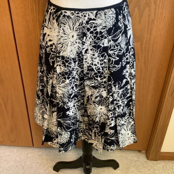St. John Collection Floral Print Skirt Sz-4 - Picture 2 of 4